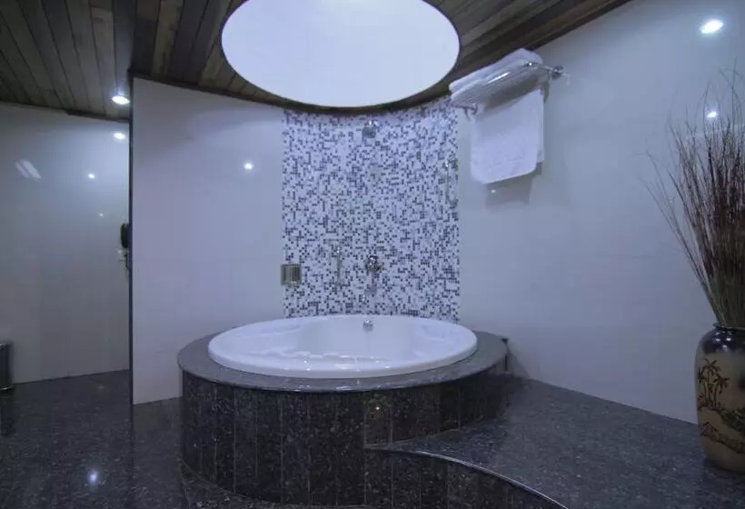 Manuallaya The Resort & Spa