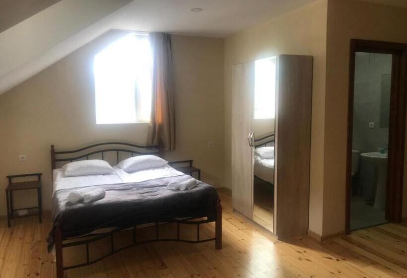 هتل Kazbegi Holiday