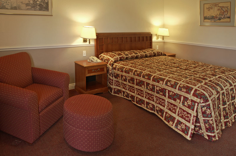 Отель Legacy Inn & Suites