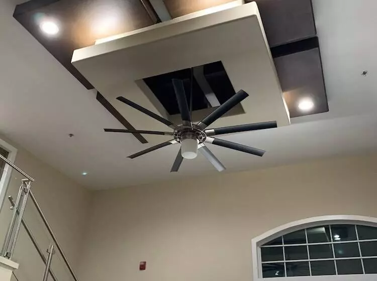 酒店 Blue Bay Inn And Suites