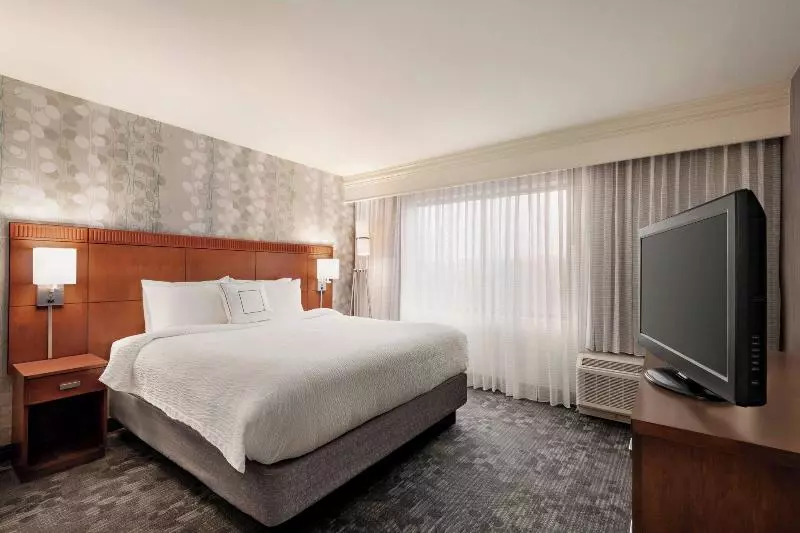 Отель Courtyard By Marriott Potomac Mills Woodbridge