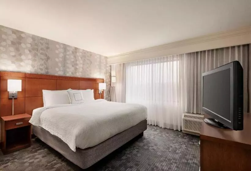 Отель Courtyard By Marriott Potomac Mills Woodbridge