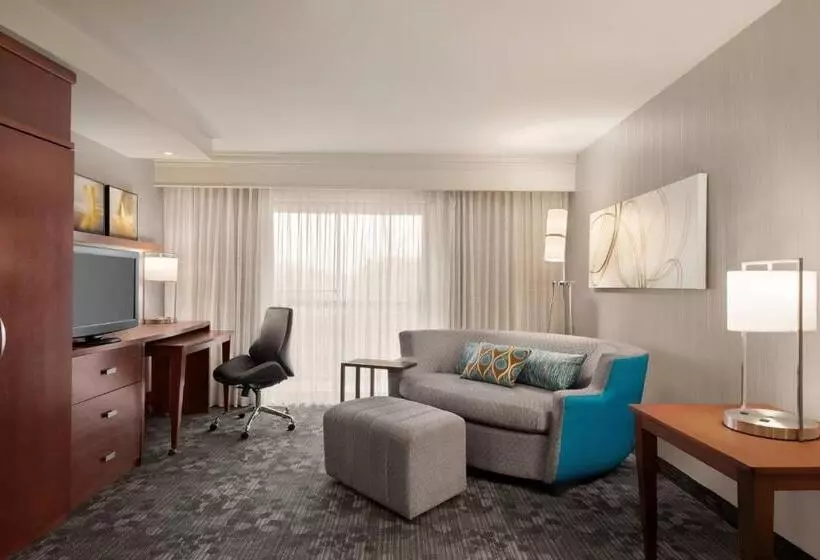 Отель Courtyard By Marriott Potomac Mills Woodbridge