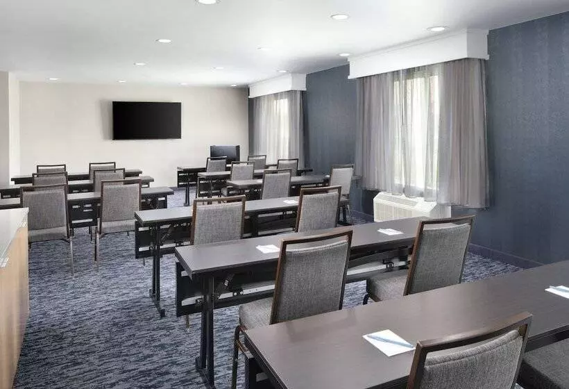 Отель Fairfield Inn & Suites By Marriott Jacksonville