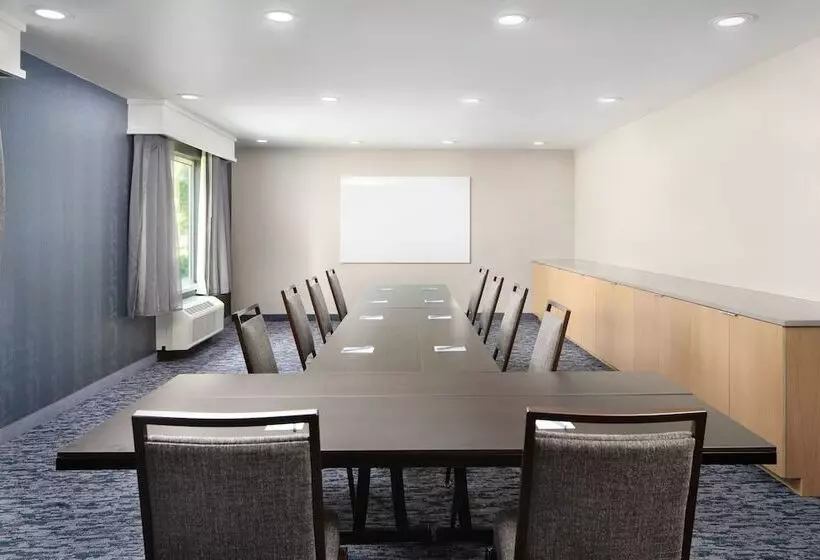 Отель Fairfield Inn & Suites By Marriott Jacksonville