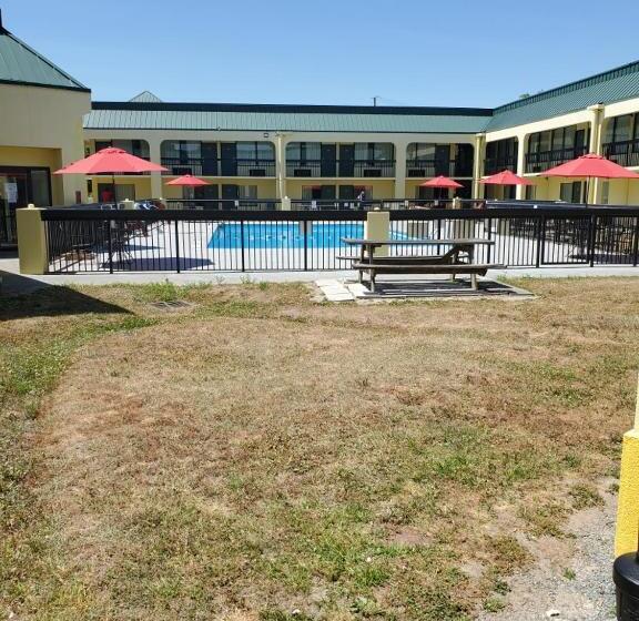 ホテル Red Carpet Inn Kinston