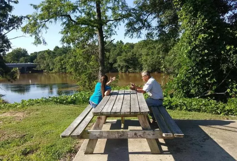 호텔 Red Carpet Inn Kinston