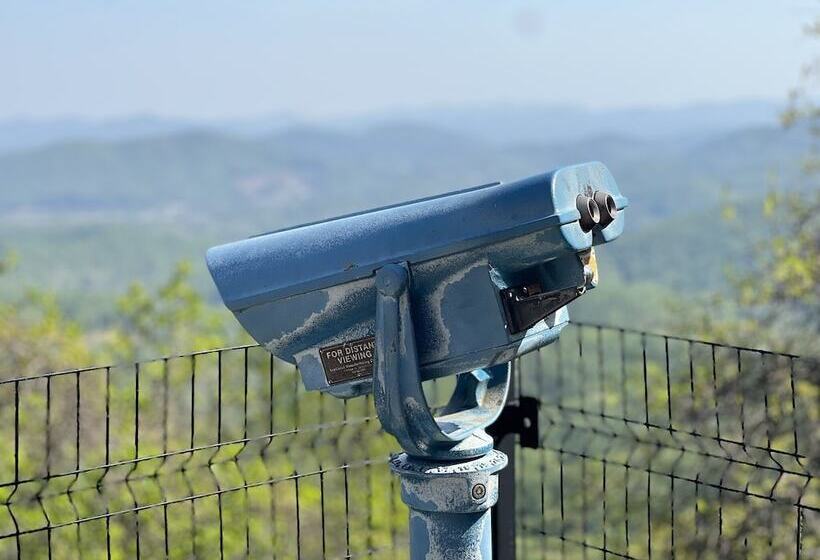 فندق Skyline Village Inn