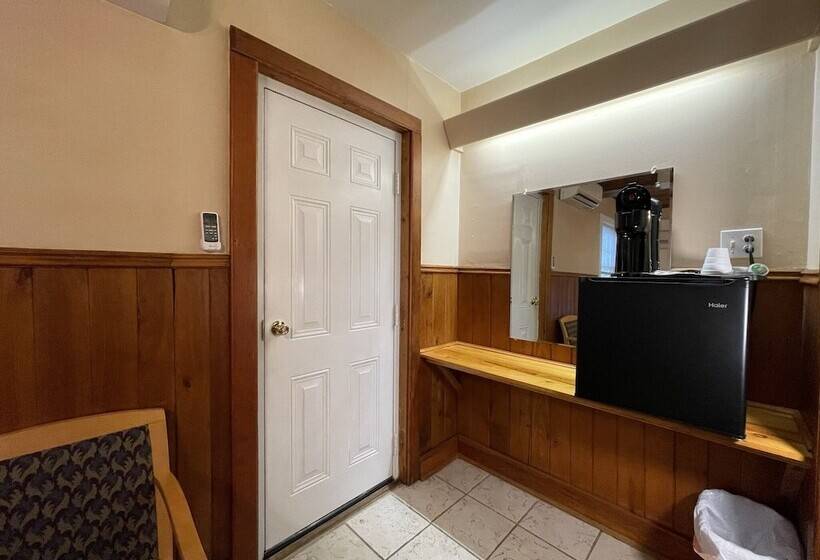 فندق Skyline Village Inn