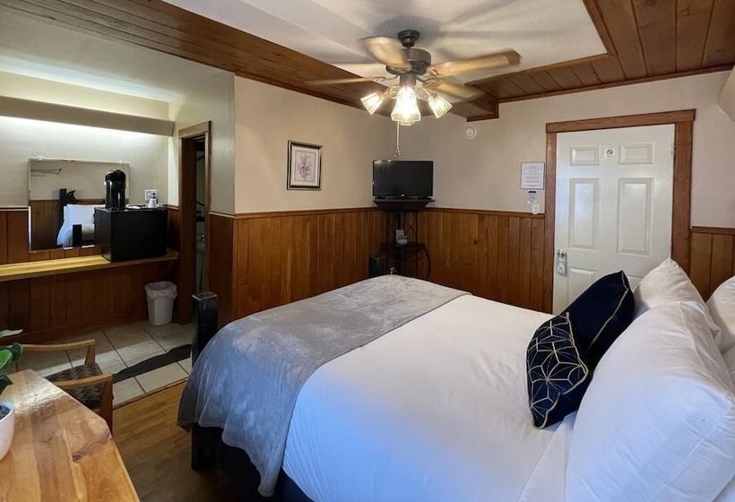 فندق Skyline Village Inn