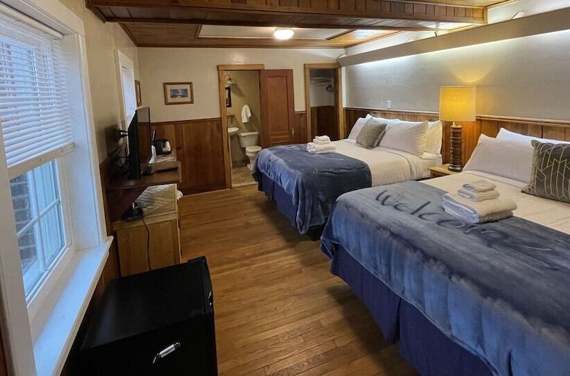 فندق Skyline Village Inn