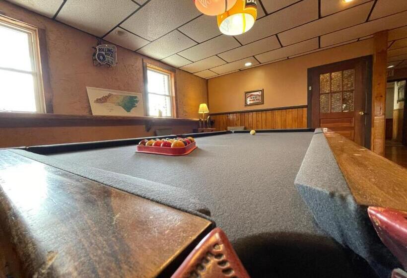 فندق Skyline Village Inn