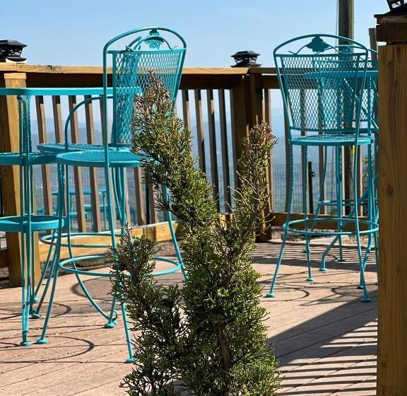 فندق Skyline Village Inn