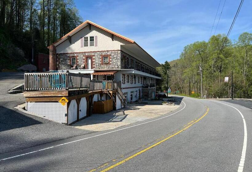 فندق Skyline Village Inn