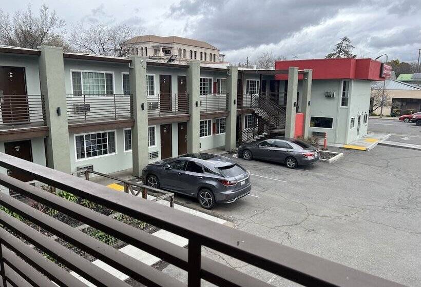 בית מלון כפרי University Inn Chico