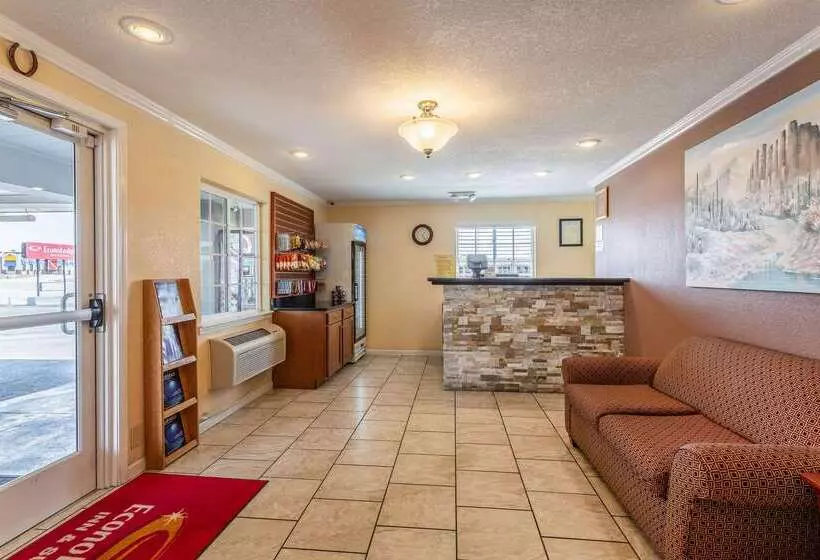 모텔 Econo Lodge Inn & Suites