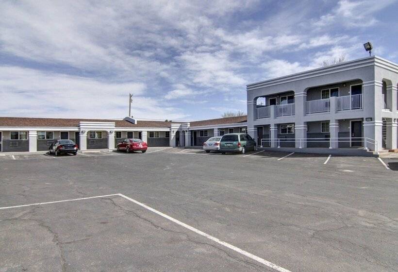 Мотель Econo Lodge Inn & Suites