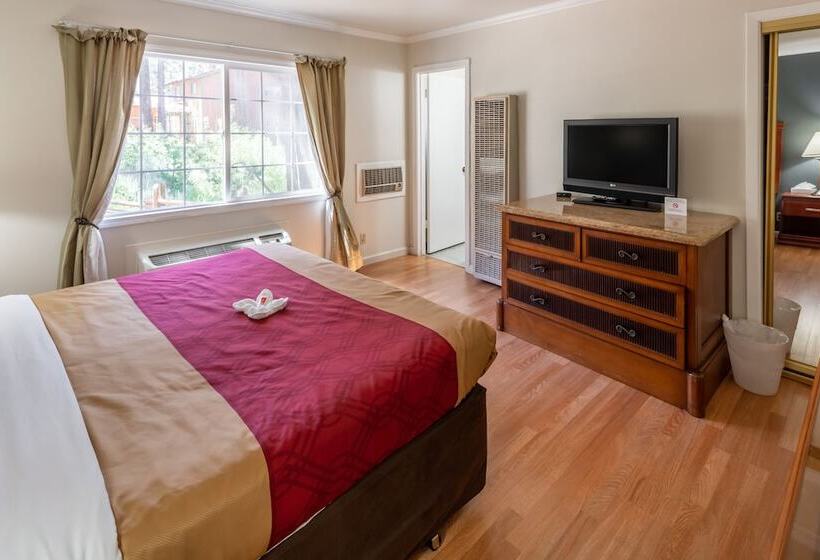 מוטל Econo Lodge Inn & Suites Heavenly Village Area