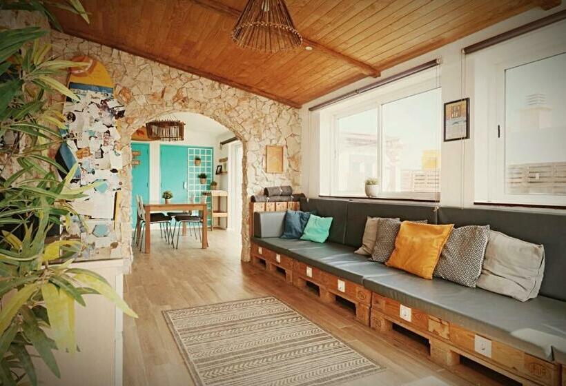 پانسیون International Surf School & Camp