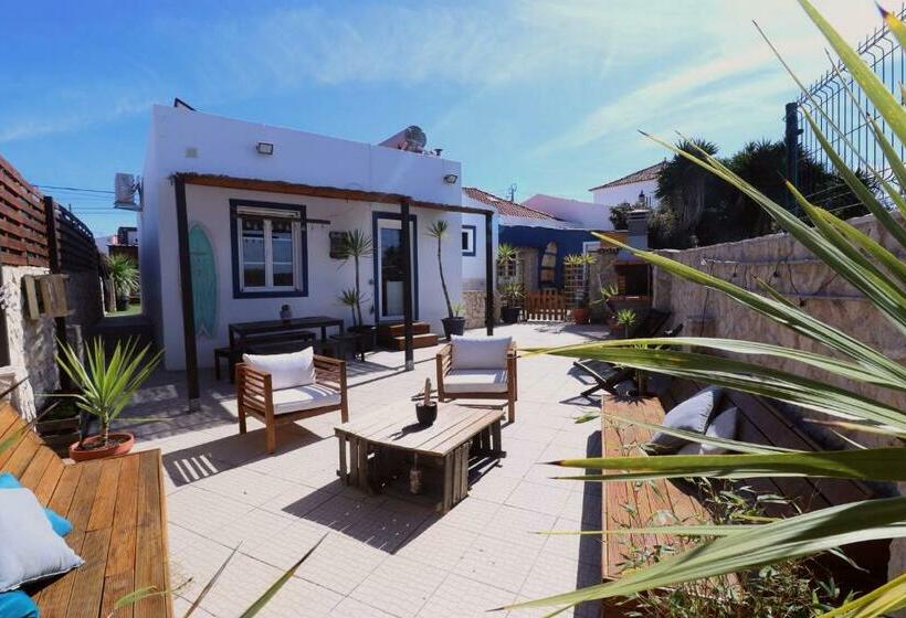 پانسیون International Surf School & Camp