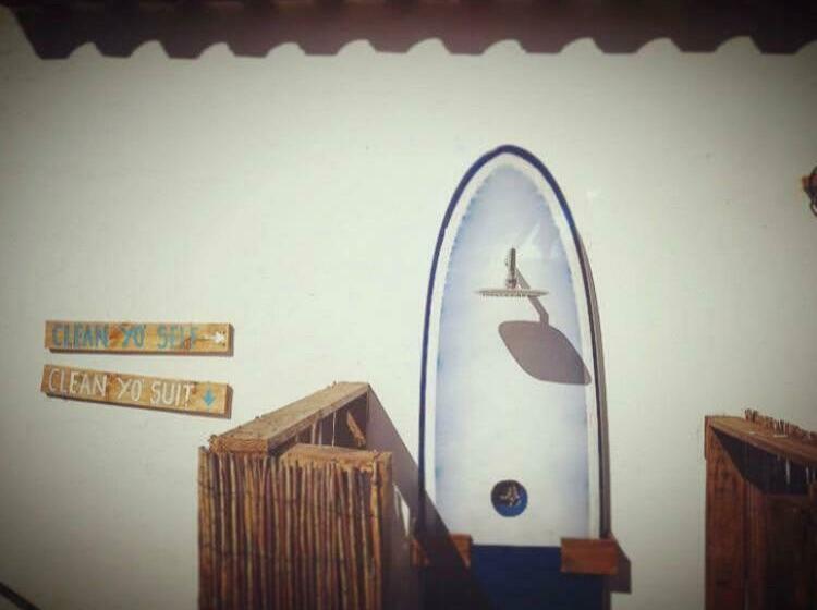 پانسیون International Surf School & Camp