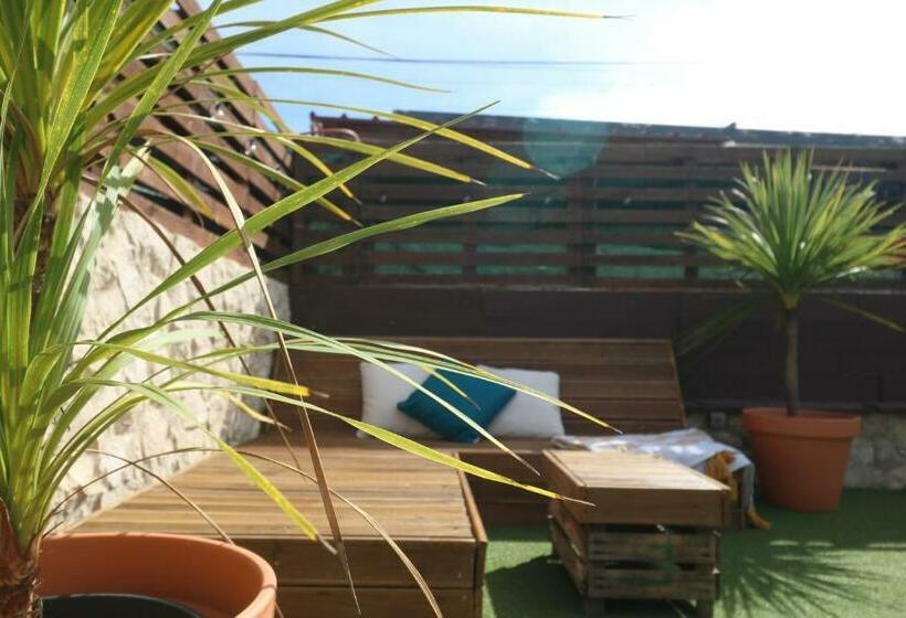 پانسیون International Surf School & Camp