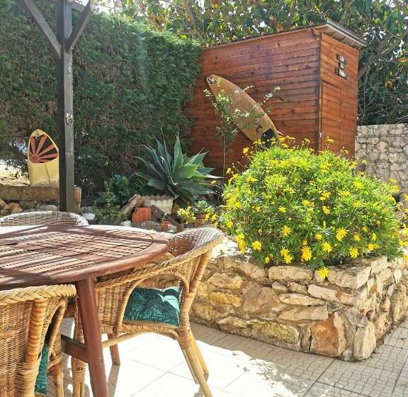 پانسیون International Surf School & Camp