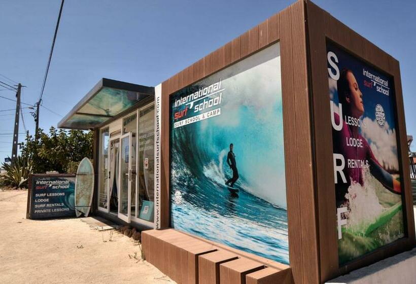 پانسیون International Surf School & Camp