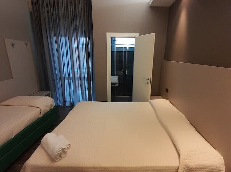 مسافرخانه Royal Plaza