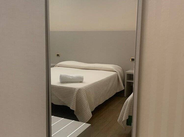 مسافرخانه Royal Plaza