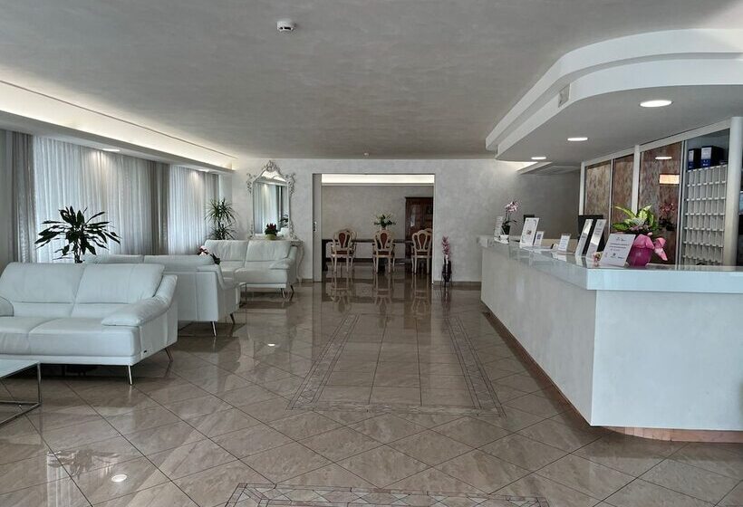 مسافرخانه Royal Plaza