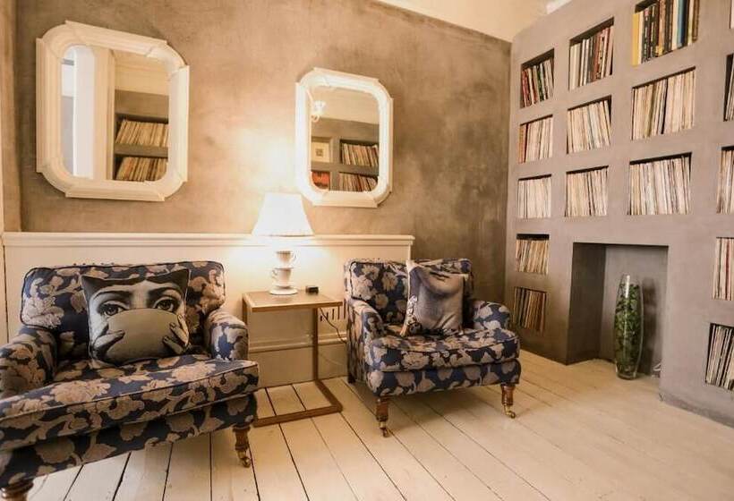 تختخواب و صبحانه The Music Fable