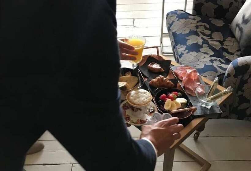 تختخواب و صبحانه The Music Fable