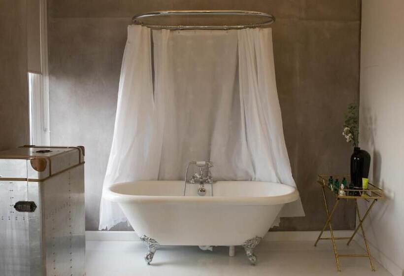 تختخواب و صبحانه The Music Fable