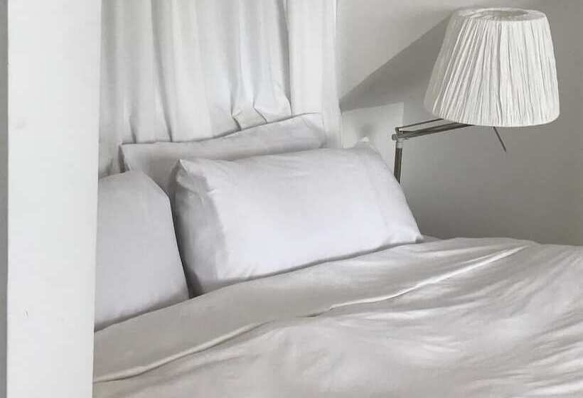 تختخواب و صبحانه The Music Fable