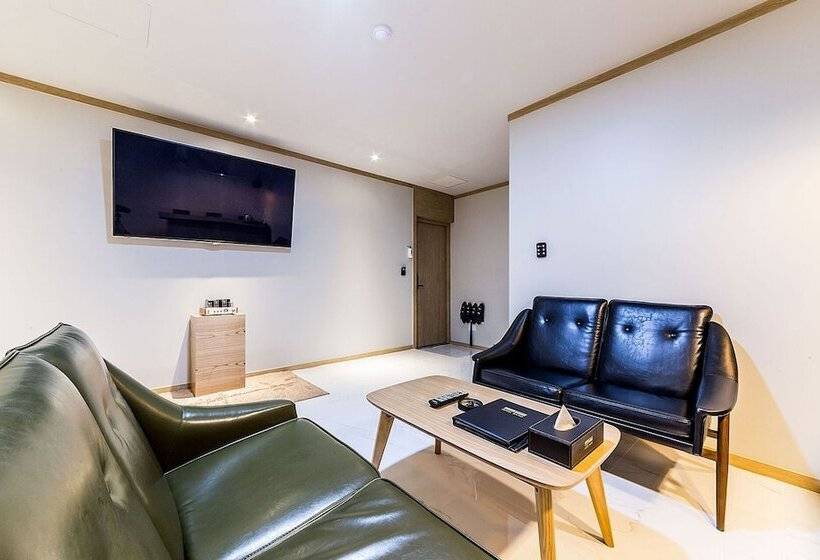 فندق على الطريق Geumjeong Band