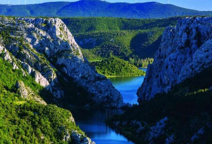 Panzió Alluring Park View Room With Breakfast Included