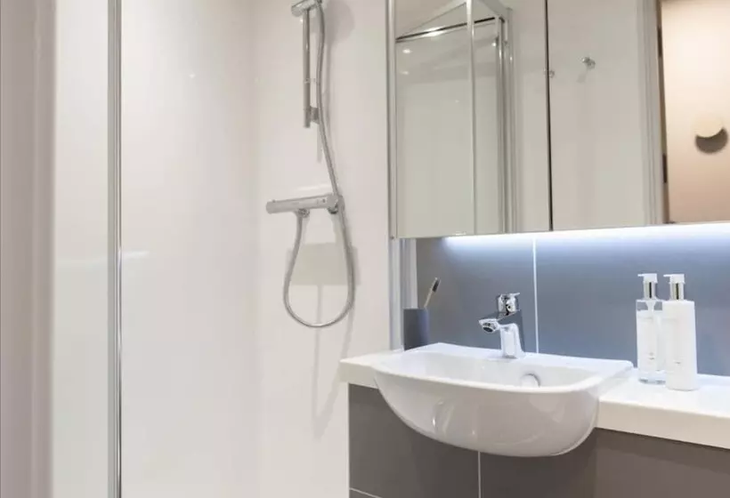 ユースホステル Comfortable Ensuite Rooms   Guildford   Campus Accommodation