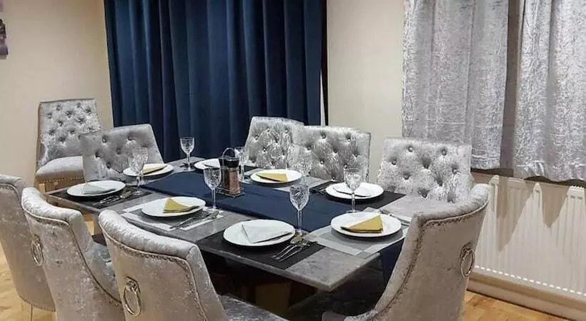 レジデンス Lovely 3 Bed House In Luton