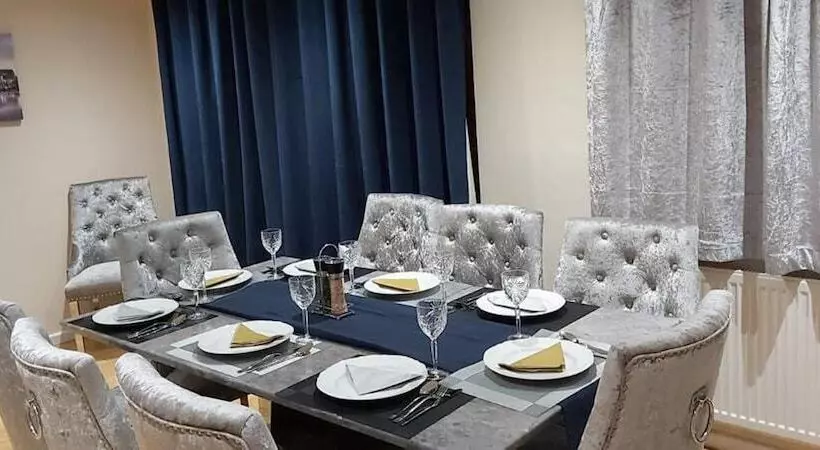 レジデンス Lovely 3 Bed House In Luton