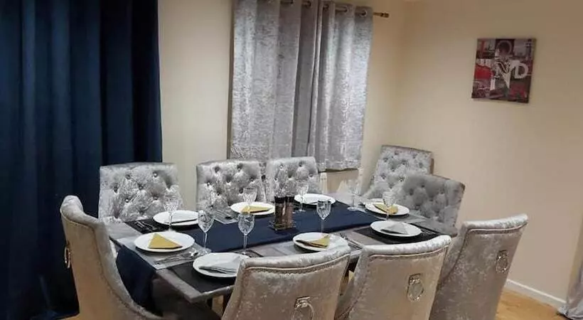 レジデンス Lovely 3 Bed House In Luton