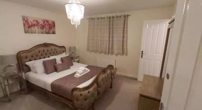 レジデンス Lovely 3 Bed House In Luton