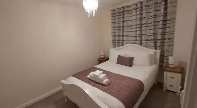 レジデンス Lovely 3 Bed House In Luton