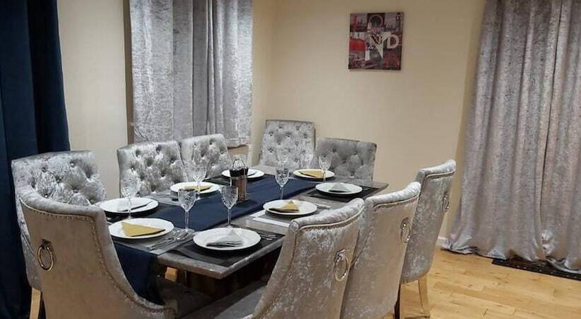 レジデンス Lovely 3 Bed House In Luton