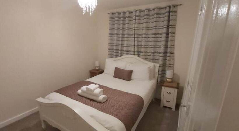 レジデンス Lovely 3 Bed House In Luton