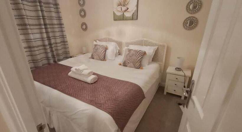 レジデンス Lovely 3 Bed House In Luton