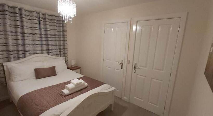 レジデンス Lovely 3 Bed House In Luton