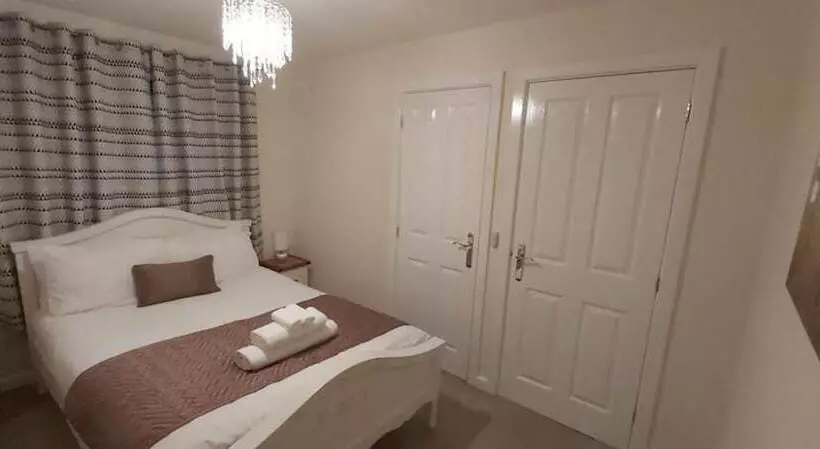レジデンス Lovely 3 Bed House In Luton