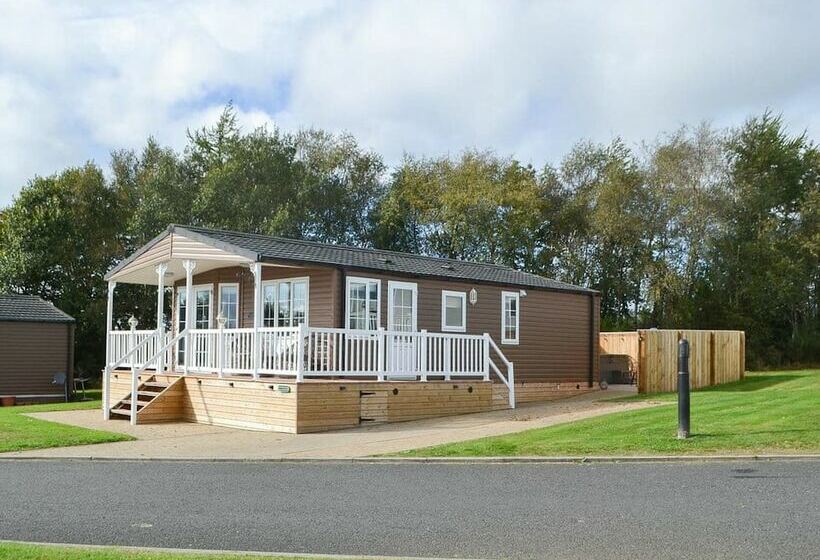 Отель Remarkable 2bed Lodge In Morpeth With Hot Tub