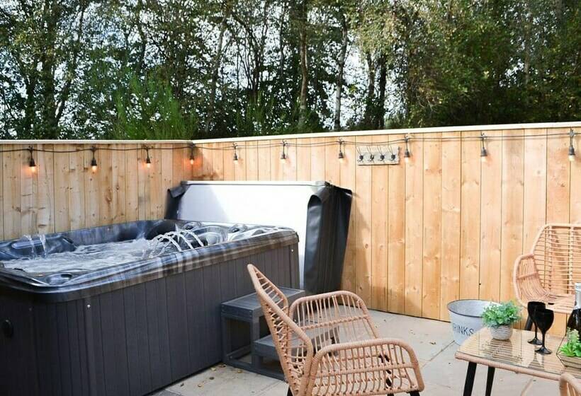 Отель Remarkable 2bed Lodge In Morpeth With Hot Tub